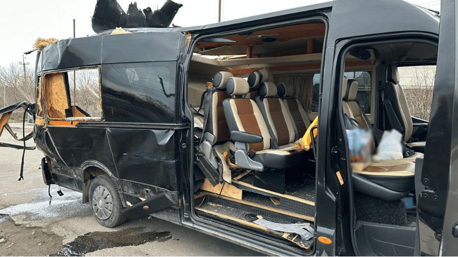 Дрон РФ влучив у мікроавтобус під Запоріжжям &ndash; подробиці