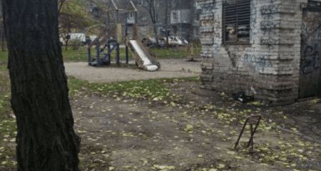 У дворі житлового будинку в Запоріжжі демонтували "парковку&rdquo;