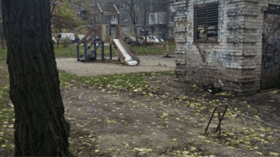 У дворі житлового будинку в Запоріжжі демонтували "парковку&rdquo;