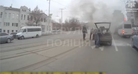 Горящий автомобиль гасили в центре Запорожья