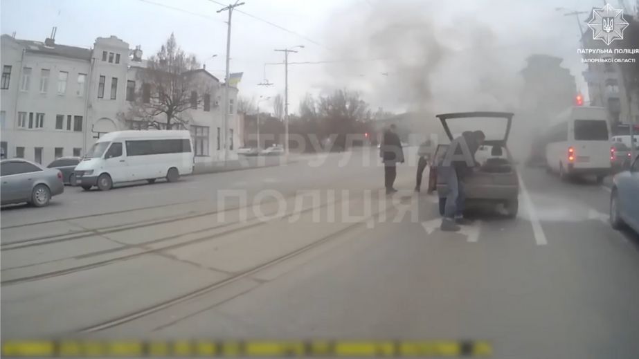 Горящий автомобиль гасили в центре Запорожья