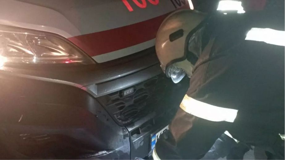 На Запоріжжі через негоду зі снігу витягали авто "швидкої&rdquo;