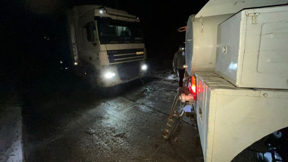Застряг на дорозі через сніг: на Запоріжжі допомогли водієві вантажівки