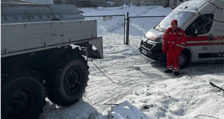 "Скорая" с пациенткой застряла на дороге из-за непогоды в Запорожье