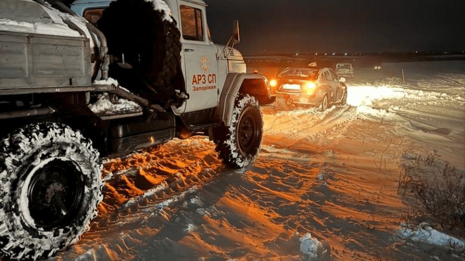Під Запоріжжям 15 автівок опинилися у пастці через негоду