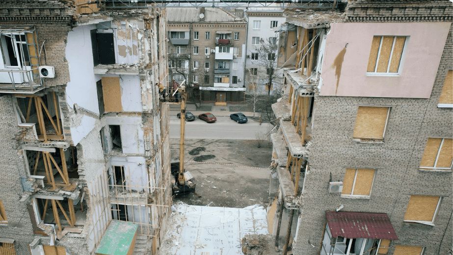 Разрушенную многоэтажку отстроили в Запорожье