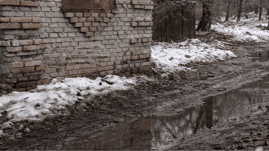 Захламлённую территорию убрали рядом с домом в Запорожье