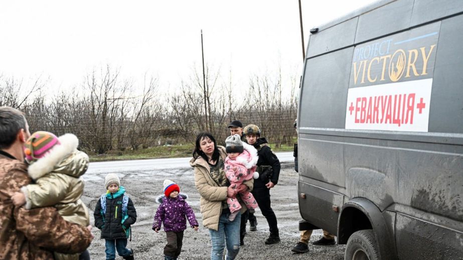 Многодетную семью эвакуировали из прифронтового села на Запорожье