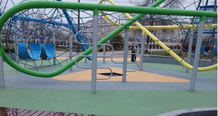 Коммунальщики "подчистили" за вандалами в парках Запорожья