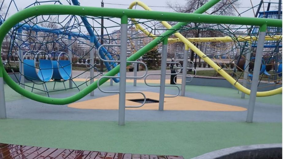 Коммунальщики "подчистили" за вандалами в парках Запорожья