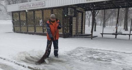 В Запорожье 450 коммунальщиков чистили улицы от снега &ndash; кадры