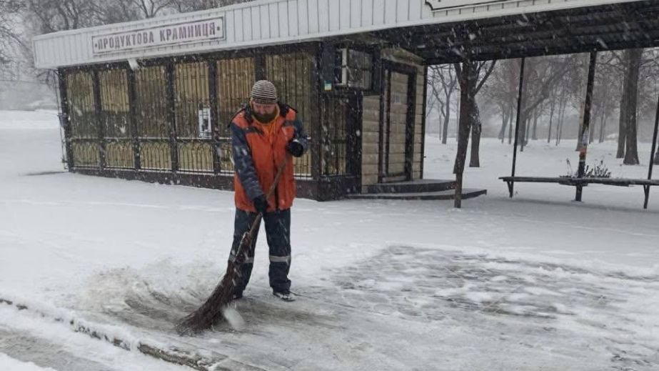 В Запорожье 450 коммунальщиков чистили улицы от снега &ndash; кадры