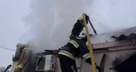 Прибудова до крамниці палала після обстрілів у Запорізькому районі