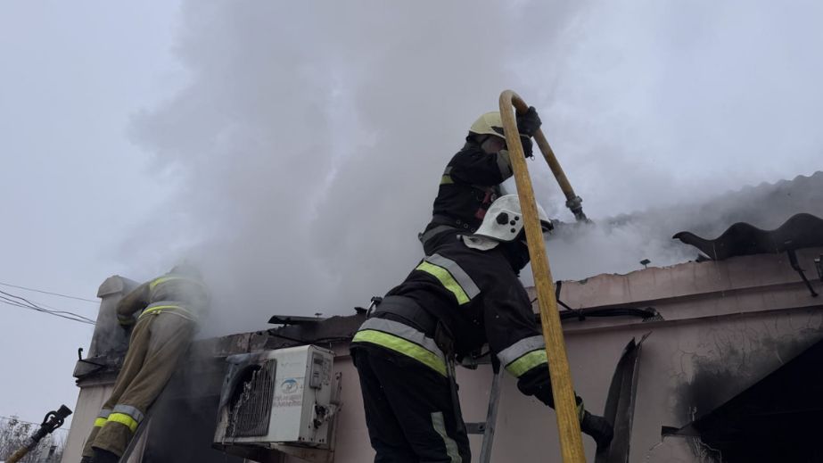 Прибудова до крамниці палала після обстрілів у Запорізькому районі