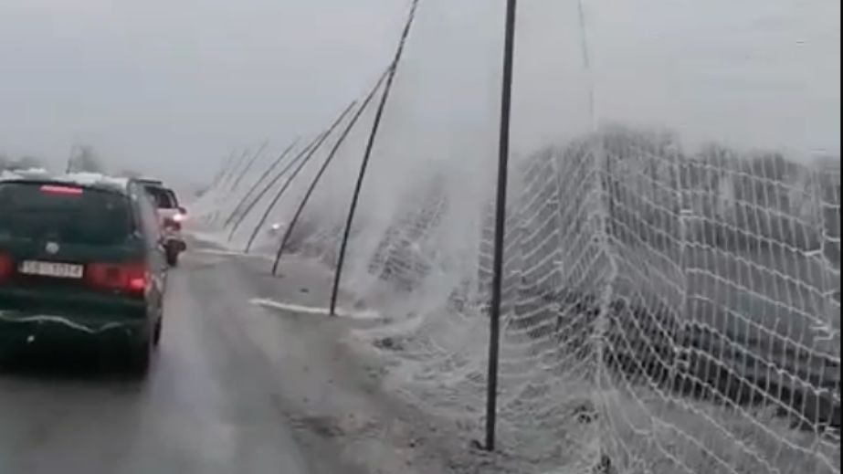 Разрушенные ветром антидроновые тоннели восстанавливают на Запорожье