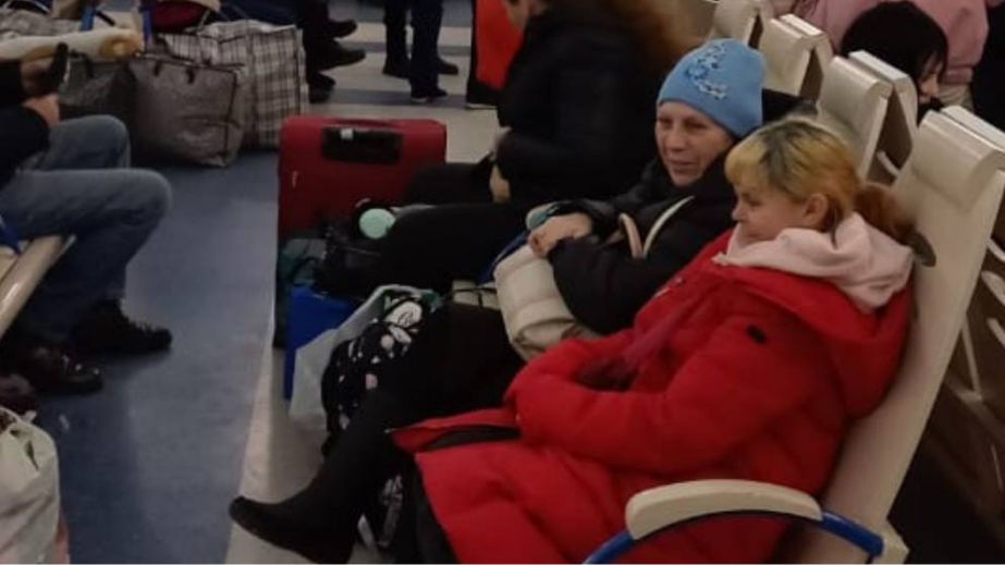 Эвакуированные из-под Запорожья семьи с детьми отправились в Закарпатье