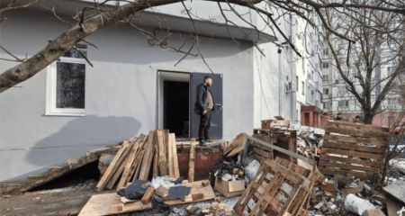 Двор запорожской многоэтажки завалили строительным мусором