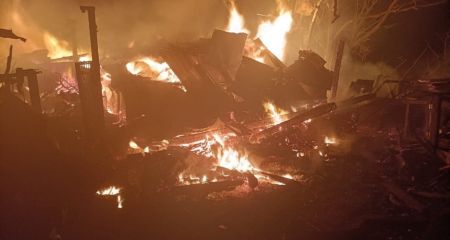 Навчальний заклад та склад дров спалахнули після ворожих атак на Запоріжжі