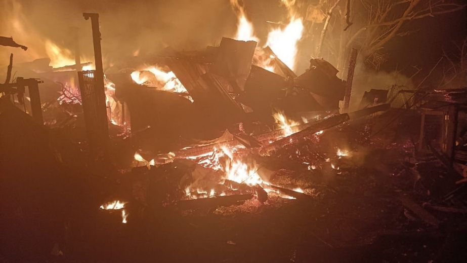 Навчальний заклад та склад дров спалахнули після ворожих атак на Запоріжжі