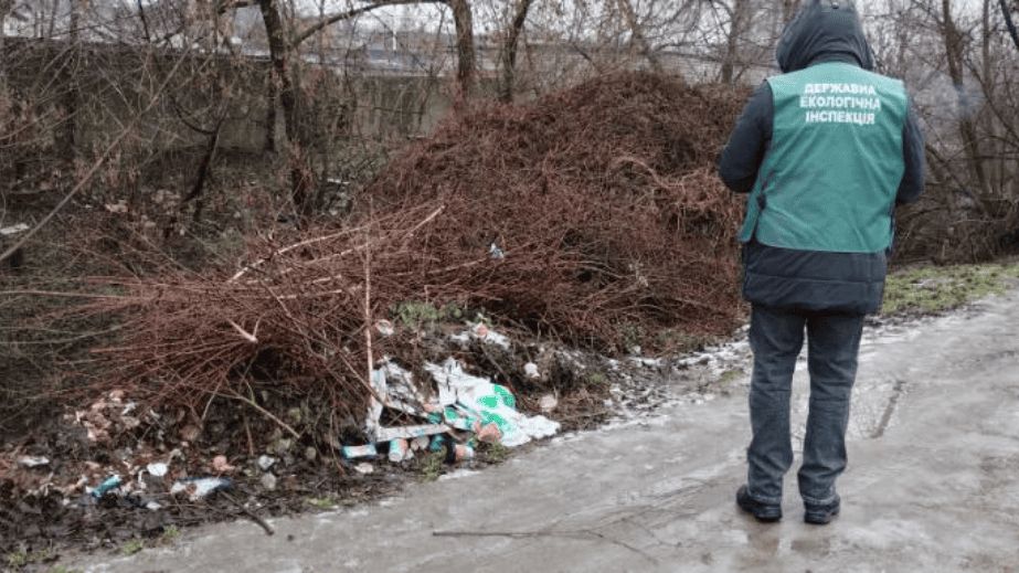 Стихійний смітник виявили серед житлової забудови в Запоріжжі