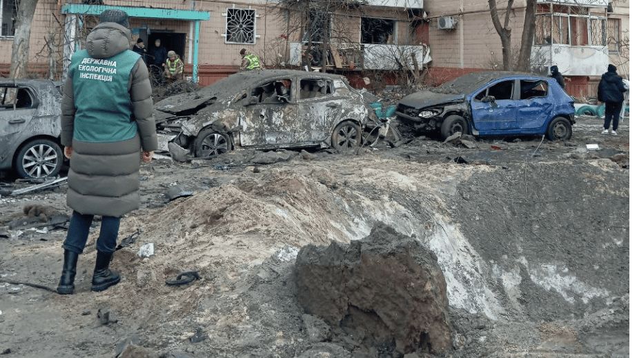 Вырва под окнами: экологи обследовали район Запорожья после артобстрела