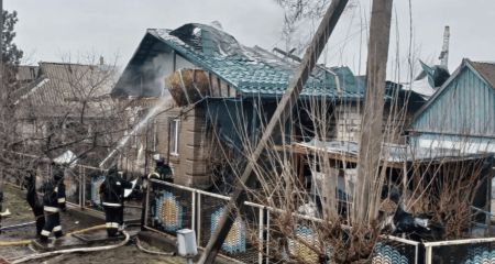 Тело женщины извлекли из-под завалов спасатели после атак РФ на Запорожье