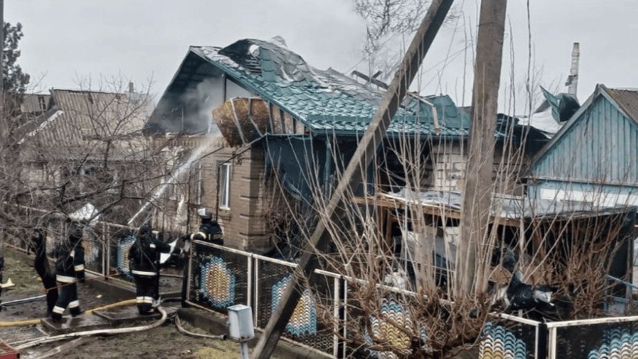 Тело женщины извлекли из-под завалов спасатели после атак РФ на Запорожье