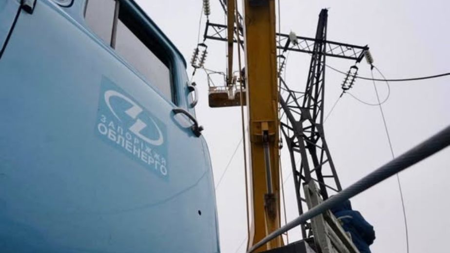 Без світла кілька діб: 12 тис. родин на Запоріжжі чекають на підключення