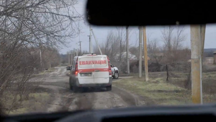 Із прифронтової Новопавлівки на Запоріжжі евакуювали трьох жінок