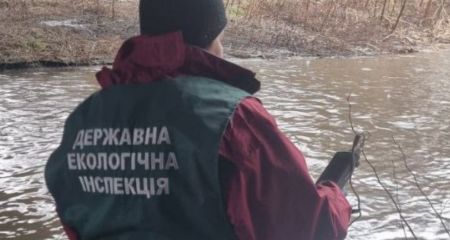 Екологи перевірили річку Мокра в Запоріжжі через плями на воді
