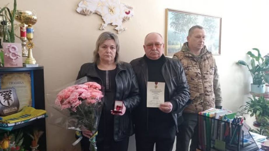 Родині полеглого воїна із Запорізького району вручили відзнаку Головкома