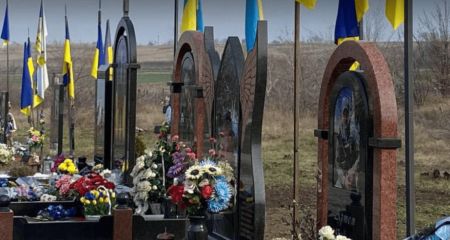 Могили полеглих захисників упорядкували в передмісті Запоріжжя