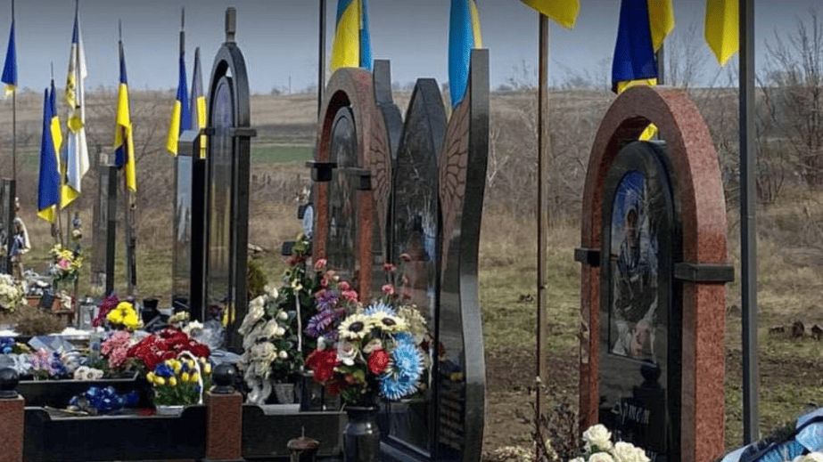 Могили полеглих захисників упорядкували в передмісті Запоріжжя
