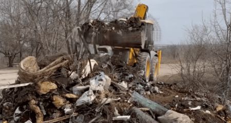 Понад 20 тонн сміття прибрали біля багатоповерхівок у Запоріжжі