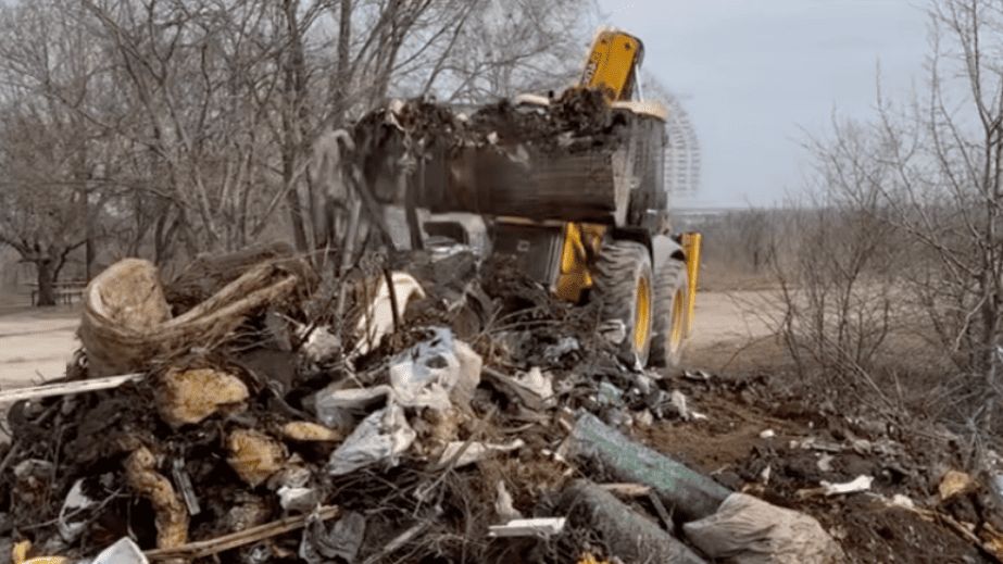 Понад 20 тонн сміття прибрали біля багатоповерхівок у Запоріжжі