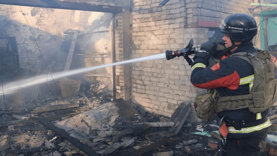 Складське приміщення палало на Запоріжжі після обстрілів РФ