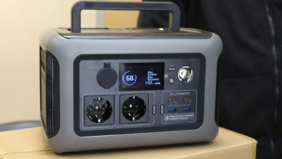 Зарядні станції передали 20 родинам прифронтової громади на Запоріжжі