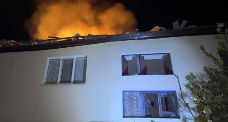 Дах будинку спалахнув у Запоріжжі через уламки дрона