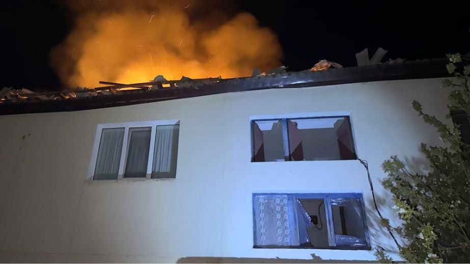 Дах будинку спалахнув у Запоріжжі через уламки дрона
