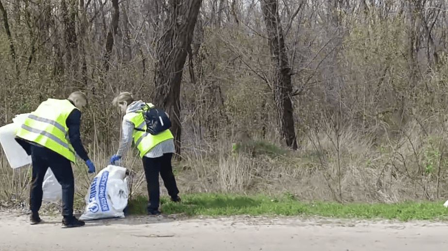 Более 30 тонн мусора собрали на трассах Запорожья во время толоки