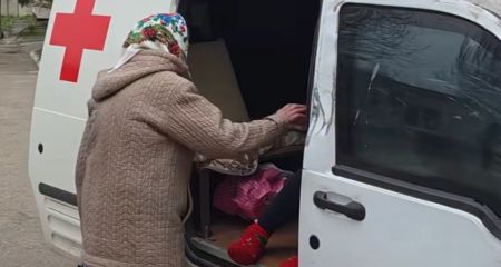 Волонтери вивезли жінку із пошкодженої багатоповерхівки на Запоріжжі
