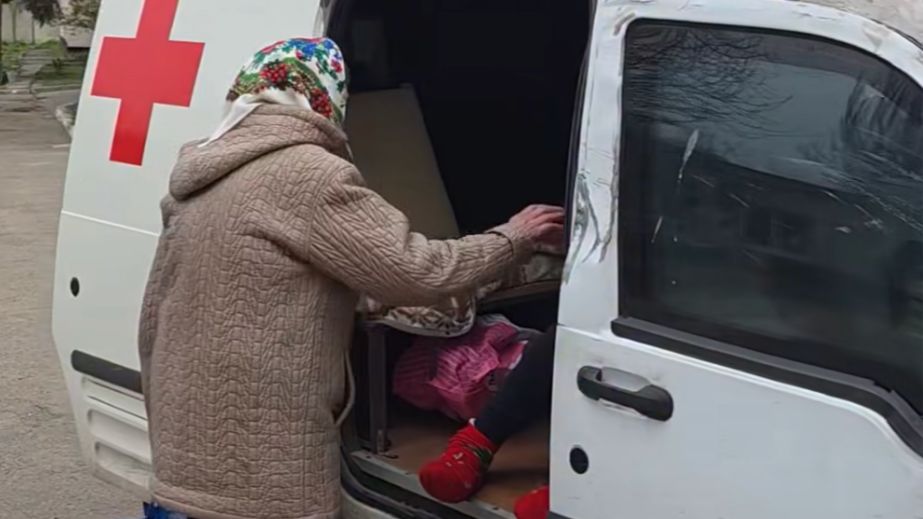 Волонтеры вывезли женщину из поврежденной многоэтажки на Запорожье