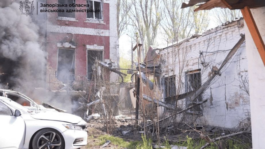 Палаючі автівки, вибиті вікна: в ОВА показали наслідки атаки на Запоріжжя