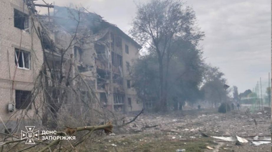 Пожежа після атаки: на Запоріжжі рятувальники визволили жінку