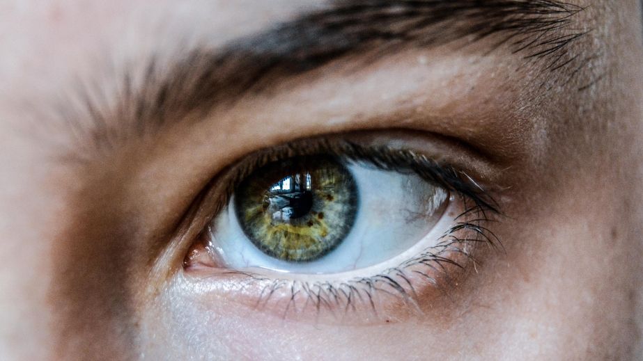 12 операций по замене хрусталика глаза провели военным в Запорожье