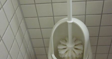 Мити туалети за російськими військовими примушують молодь у Бердянську