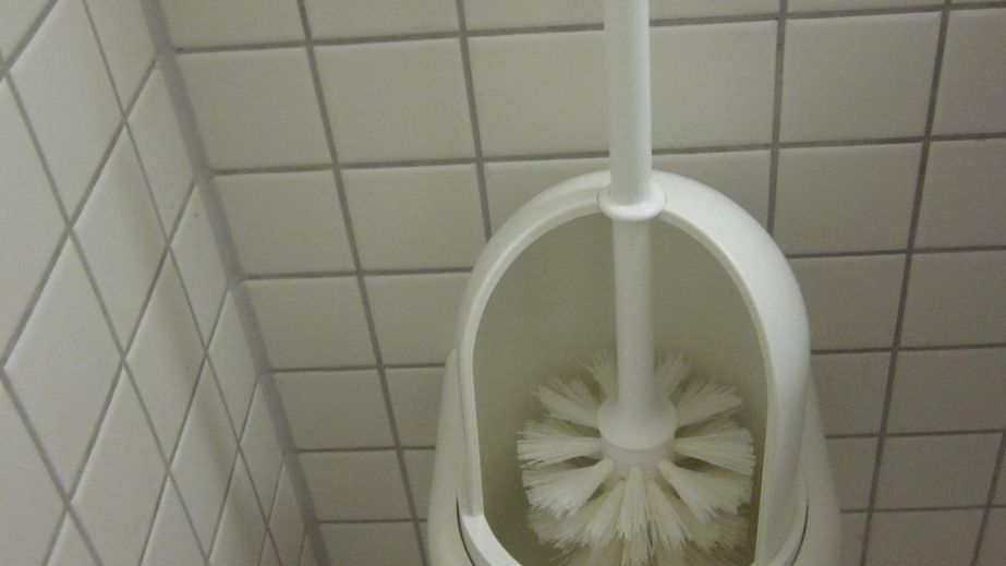 Мыть туалеты за российскими военными заставляют молодежь в Бердянске