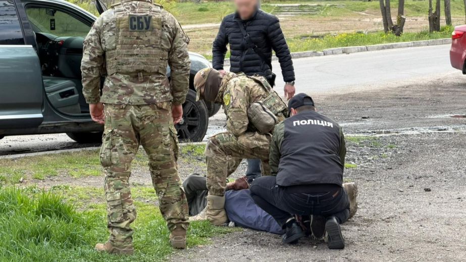 Гранатомет за 22 тысячи и гранаты: двух "продавцов" задержали на Запорожье