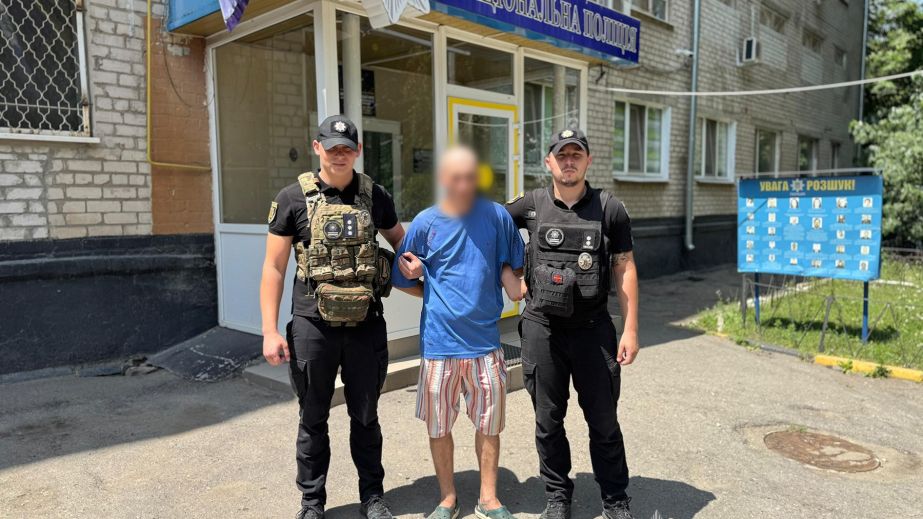 В під’їзді багатоповерхівки на Бабурці у Запоріжжі пограбували пенсіонера