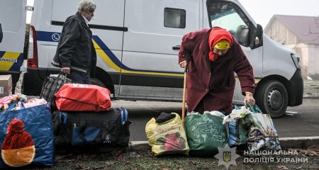 Запорізькі поліцейські розповіли про евакуацію групи мешканців Гуляйполя